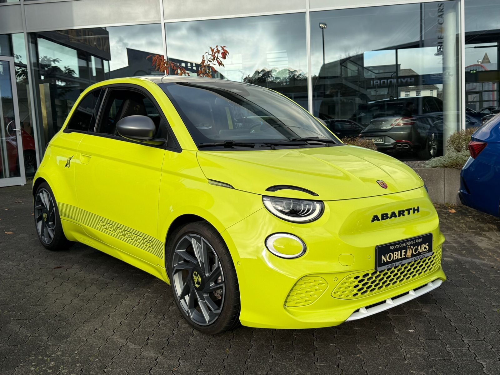 Fahrzeugabbildung Abarth 500e 42kWh Scorpionissima PANO KAM LED