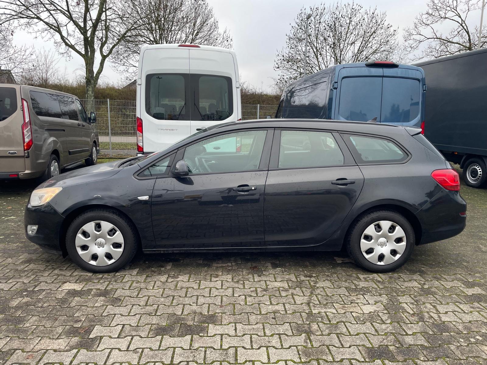 Opel Astra 2012 — interior