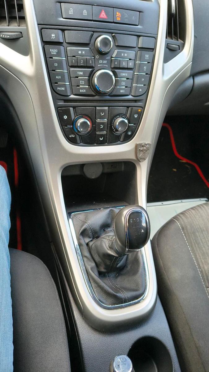 Opel Astra 2012 — photo 13