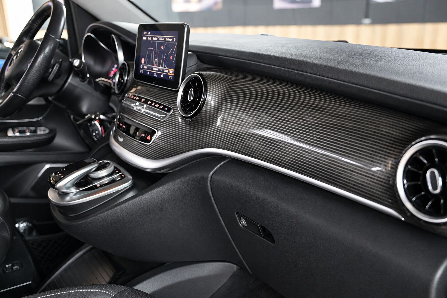Fahrzeugabbildung Mercedes-Benz V 300d lang *Burmester*360°KAM*6-Sitz*SHZ*Navi