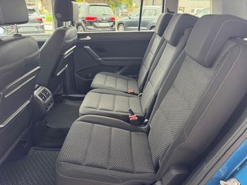 Bild 8 VW Touran Comfortline 1.4 TSI AHK Navi Rear View