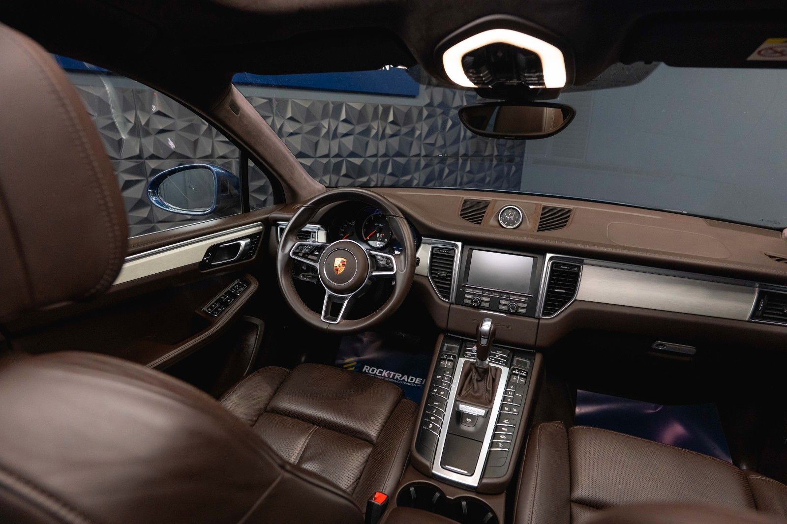 Fahrzeugabbildung Porsche Macan Turbo Sport-Design Chrono+ *Pano*DAB*LED*