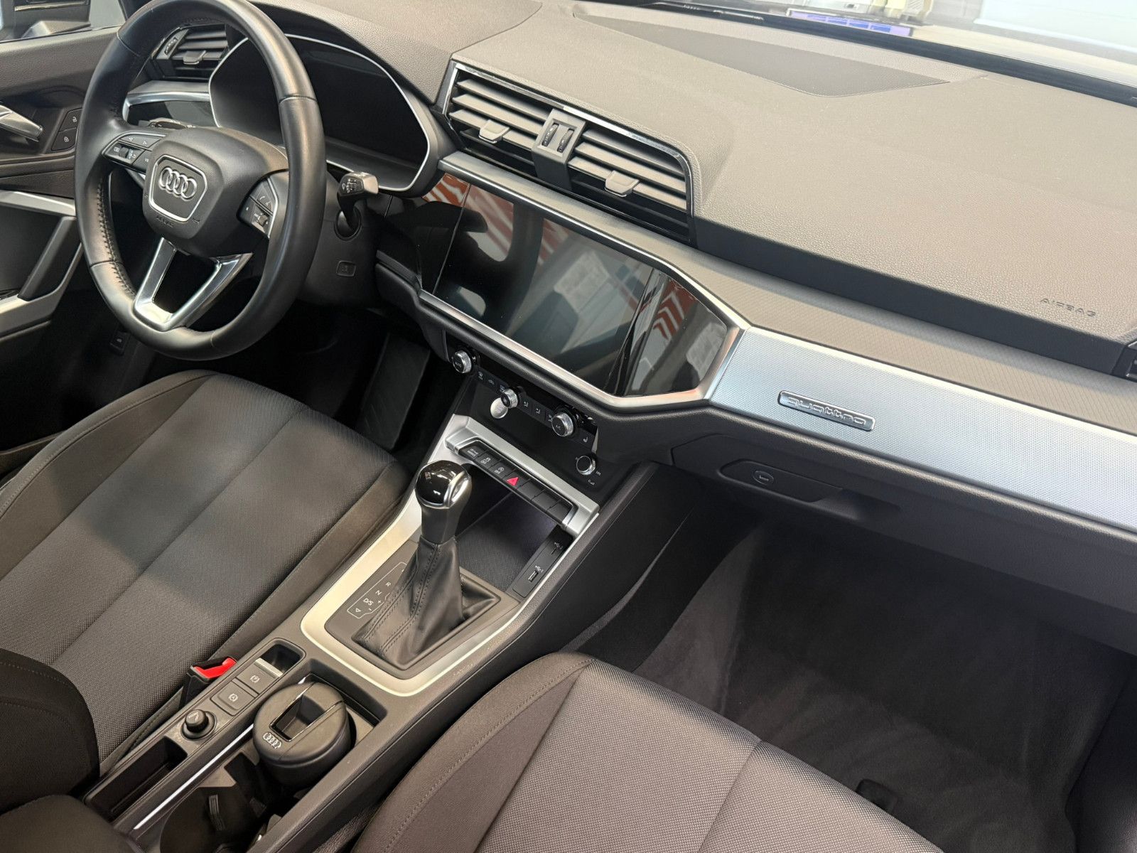 Fahrzeugabbildung Audi Q3 40 TFSI quattro advanced NAVI KLIMAAUTO PDC