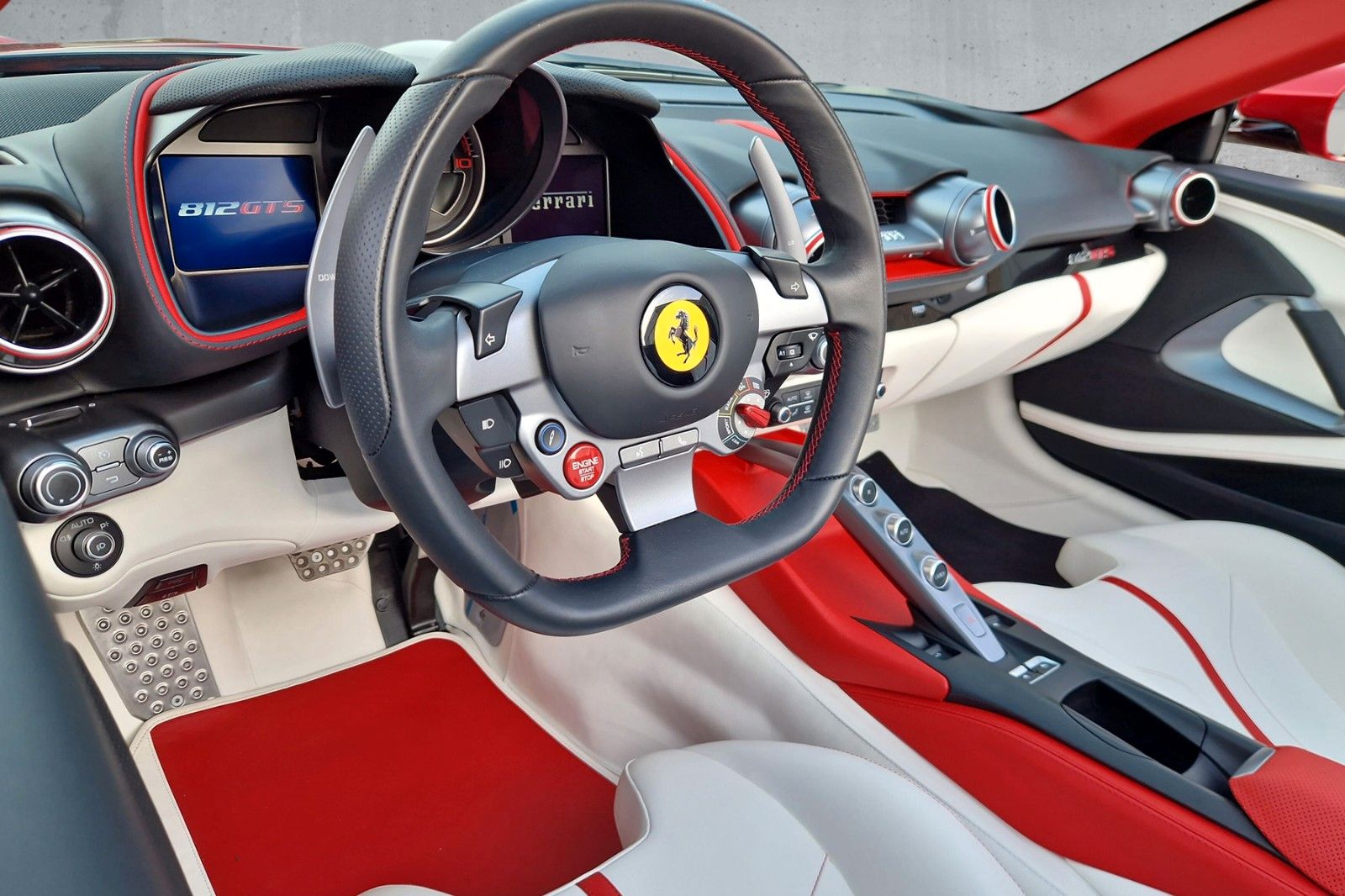 Fahrzeugabbildung Ferrari 812 GTS*Atelier*Lift*Surround View*rosso fuoco