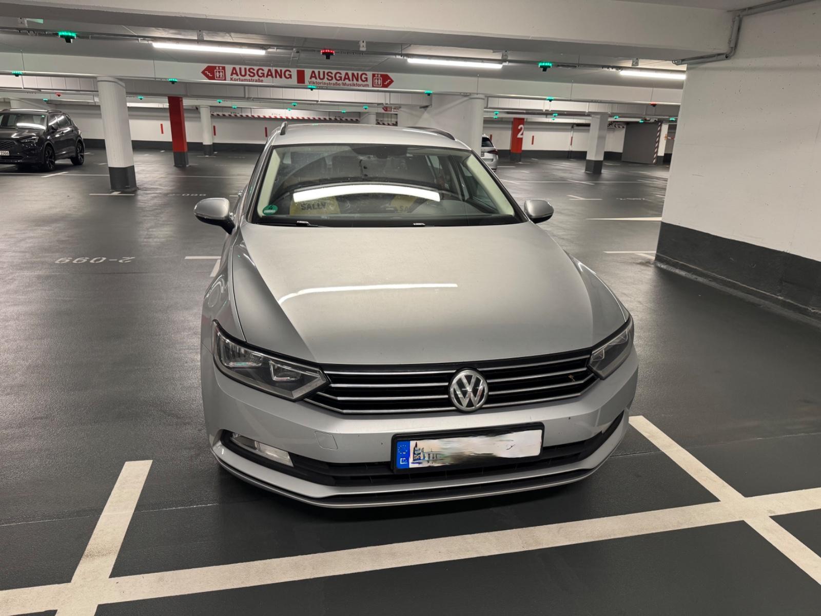 Volkswagen Passat 2015 — rear view