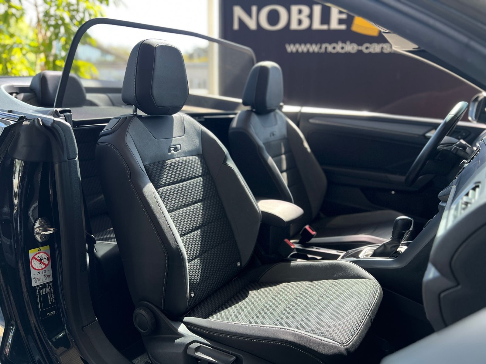 Fahrzeugabbildung Volkswagen T-Roc Cabriolet R Line Black AHK BEATS KEYLESS