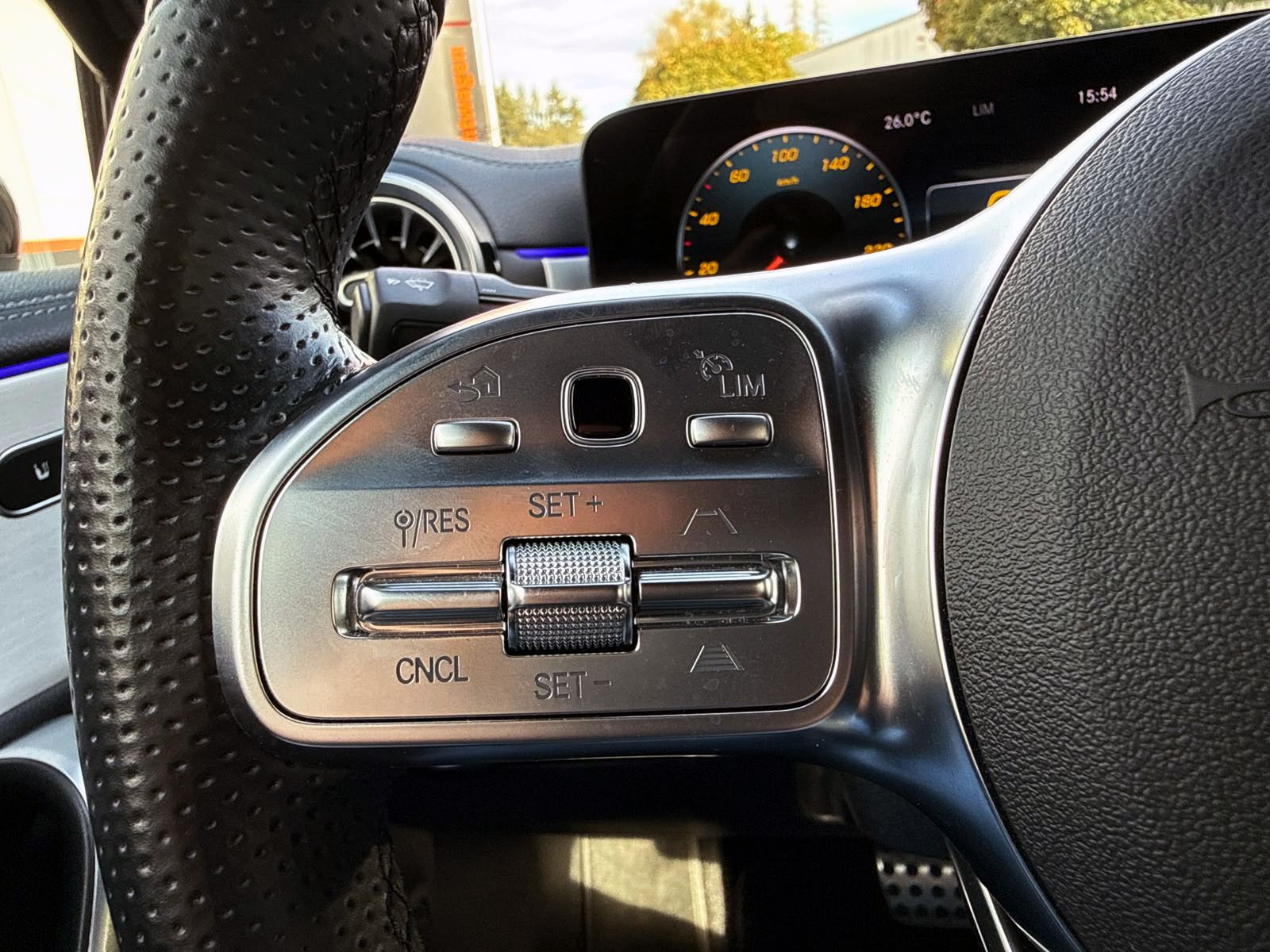 Fahrzeugabbildung Mercedes-Benz A250 4Matic Advanced AMG-Line HUD 360° ACC AMBI
