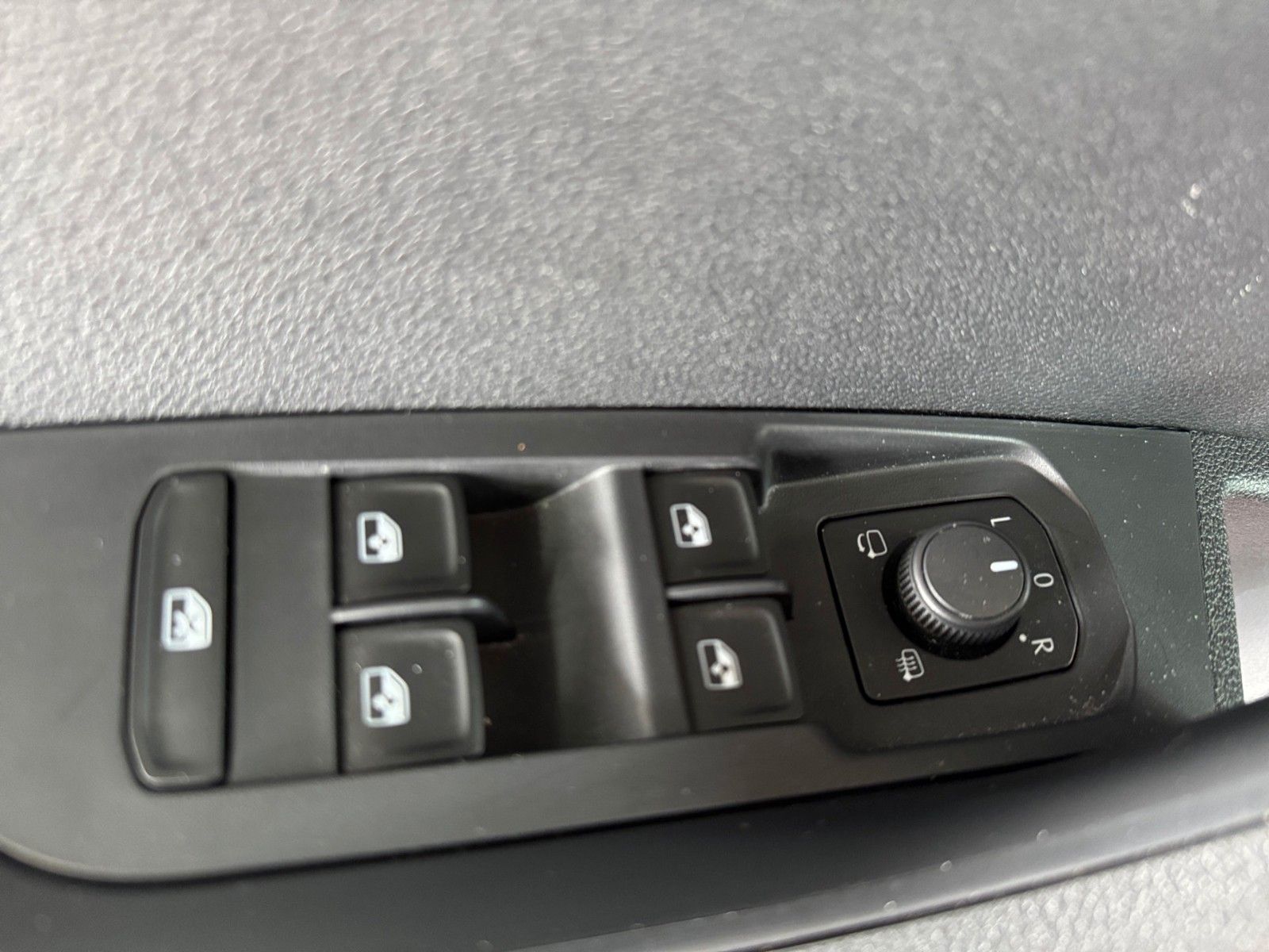 Fahrzeugabbildung SKODA Karoq Ambition 1.0 TSI