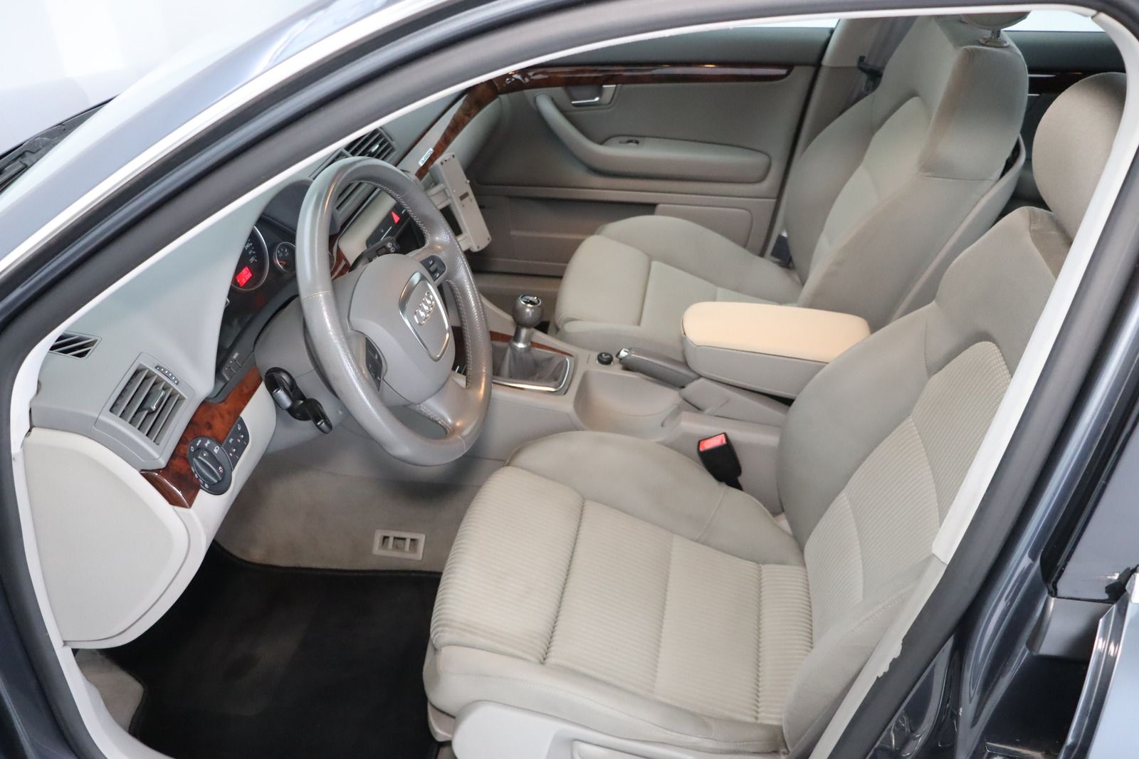 Fahrzeugabbildung Audi A4 Avant 3.2 V6 quattro * Navi * Xenon *