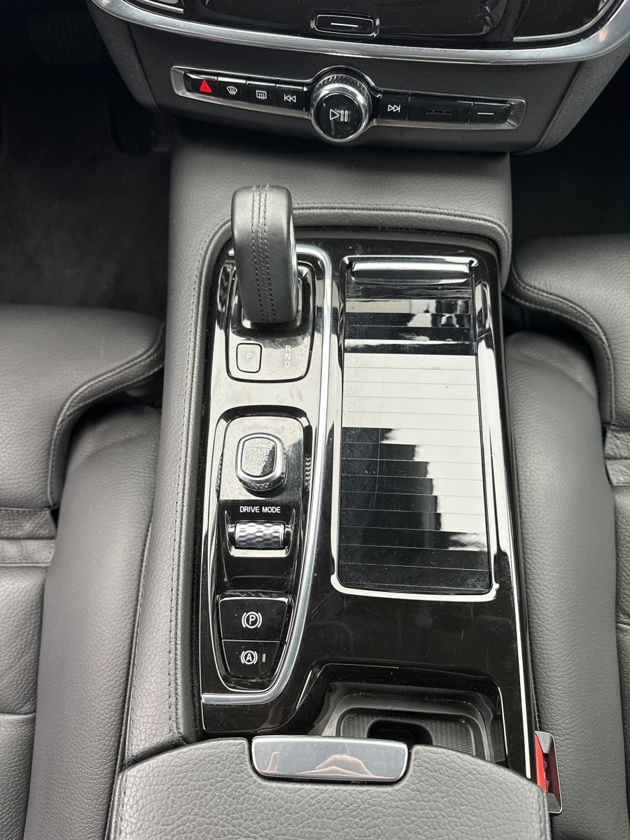 Fahrzeugabbildung Volvo V90 T6 Hybrid AWD R-Design NAV+LED+KAMERA+H&K+VC