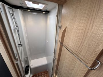 Sunlight Adventure T 67 10Navi Hubbett TV SOLAR Combi6E