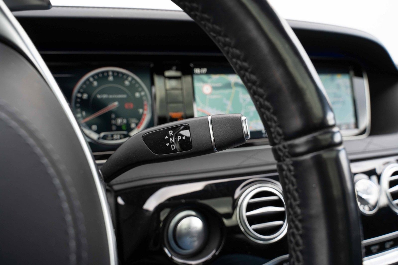 Fahrzeugabbildung Mercedes-Benz S 63 AMG L 4MATIC BURM PANO HUD LED DVD 360°