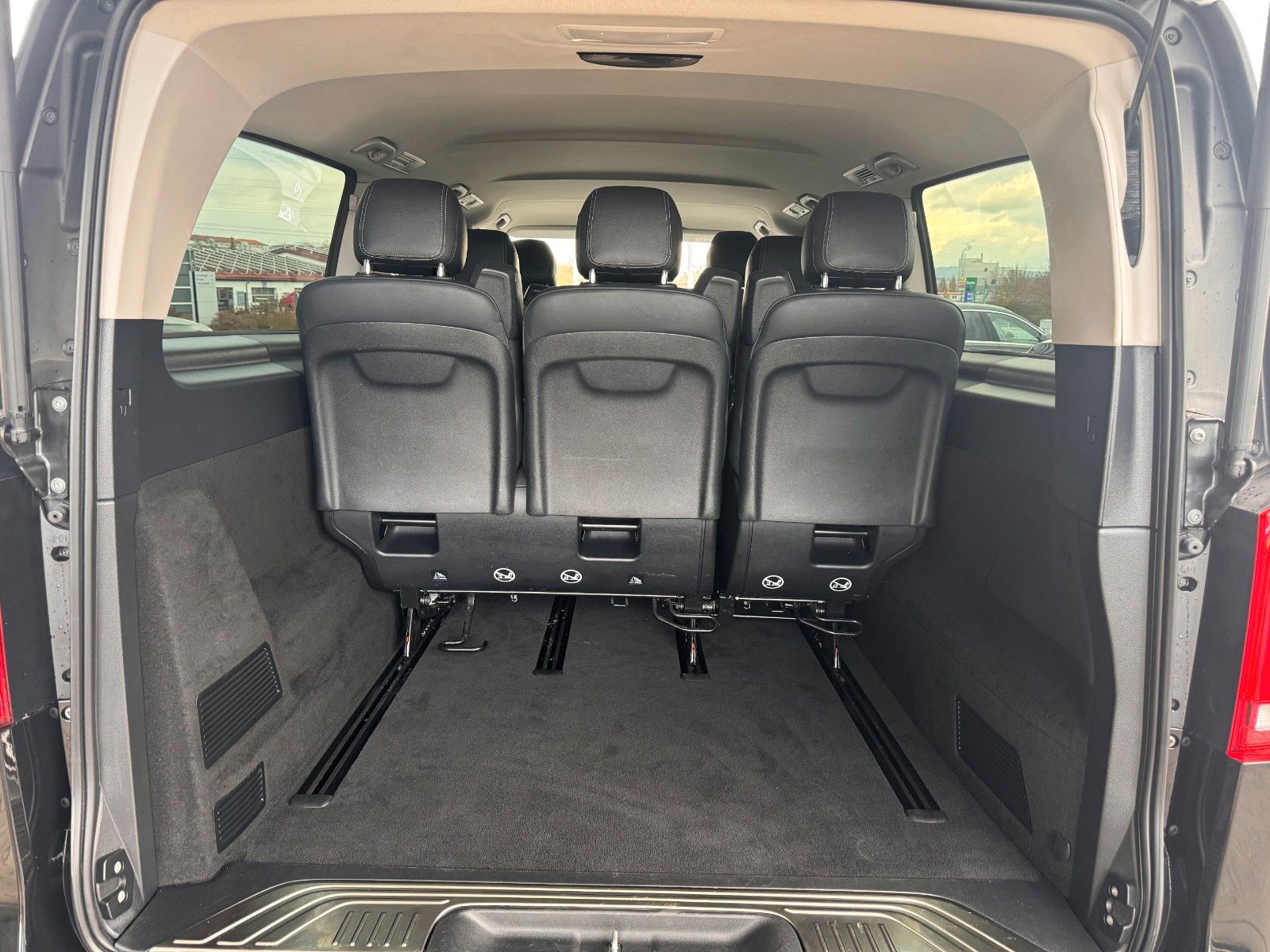 Fahrzeugabbildung Mercedes-Benz V 300 d AVA Extralang 4MATIC AHK Stdh DISTRONIC