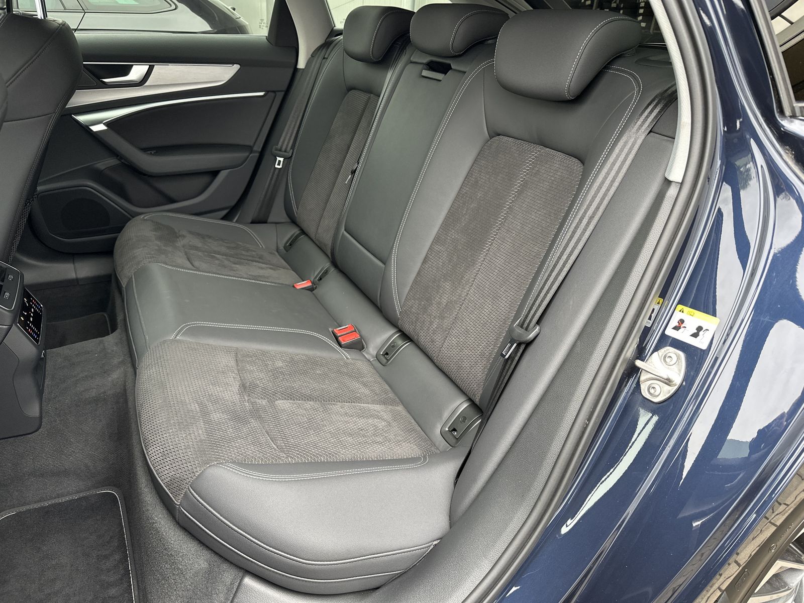 Fahrzeugabbildung Audi A6 Avant 55 TFSIe Quattro S-Line NAV+LED+CARPLAY