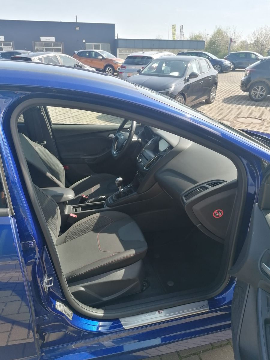 Fahrzeugabbildung Ford Focus ST-Line NAVI PARK-ASSISTENT WINTERPAKET