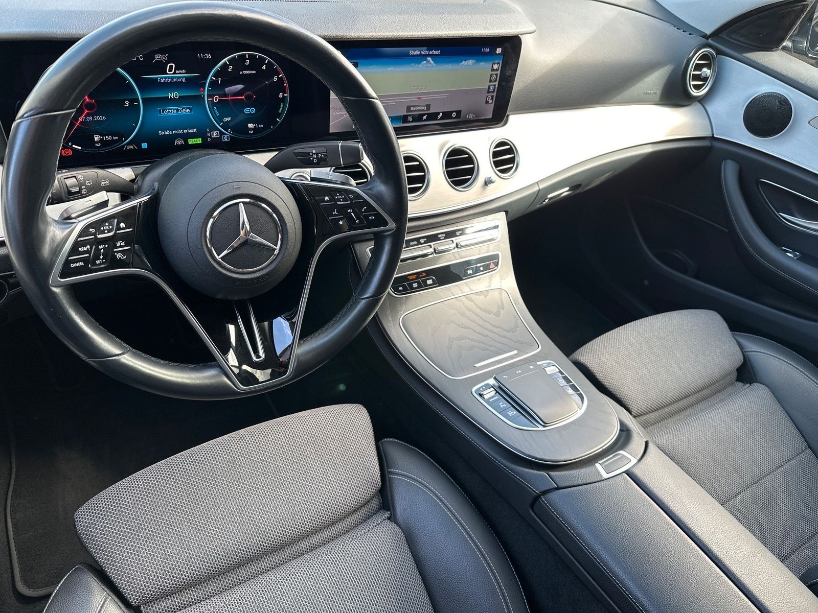 Fahrzeugabbildung Mercedes-Benz E 300 de T Avantgarde NAV+LED+PANO+ACC+18ZOLL