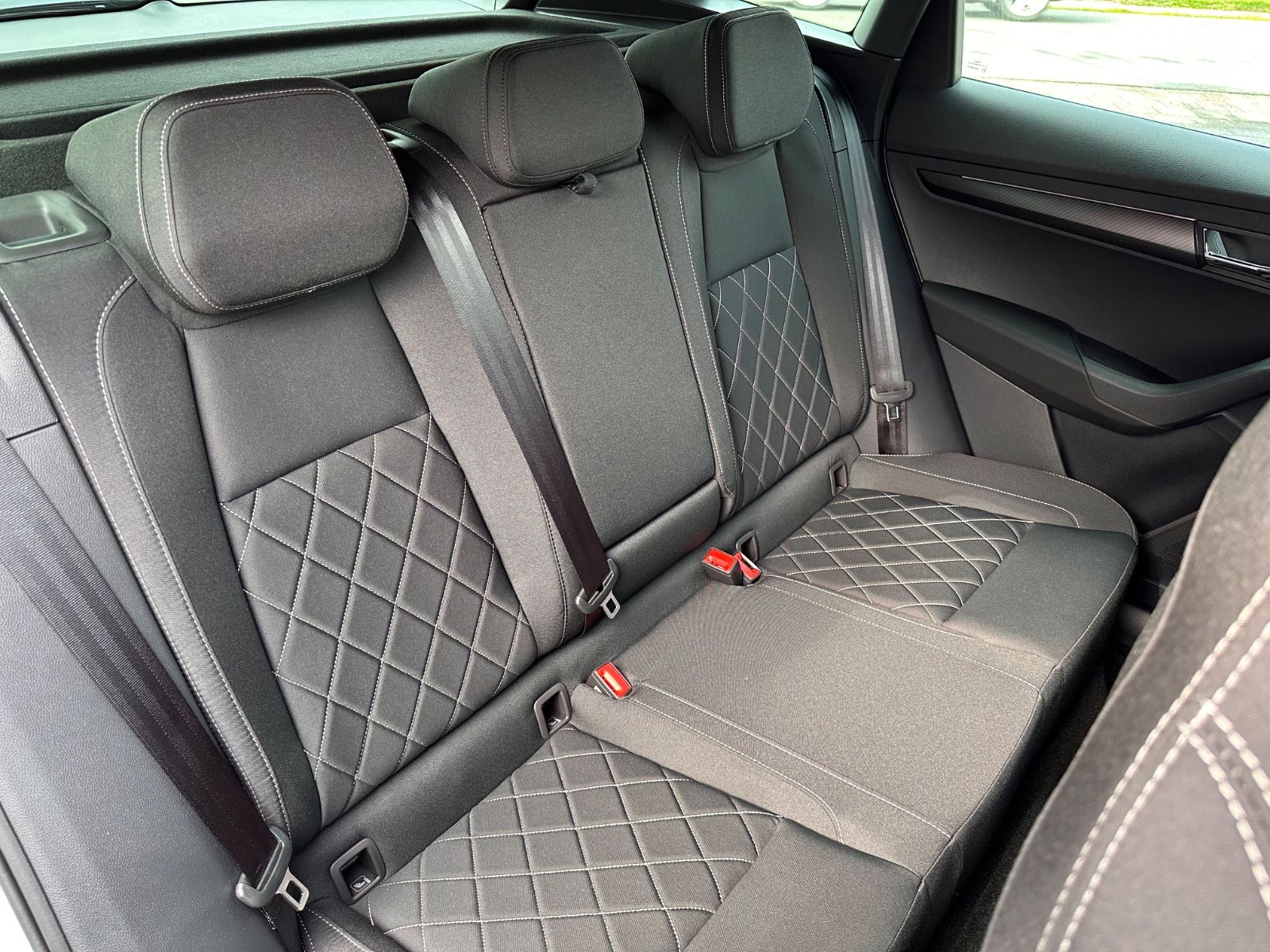 Fahrzeugabbildung SKODA Karoq Sportline 1.5 TSI DSG Matrix/AHK/Navi/ACC