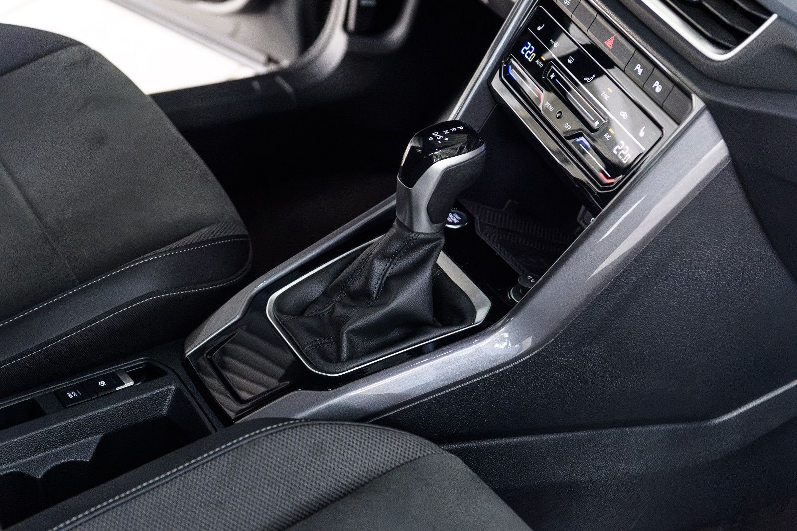 Fahrzeugabbildung Volkswagen T-Roc Style 2.0l TDI DSG + Navi + ACC + Keyless