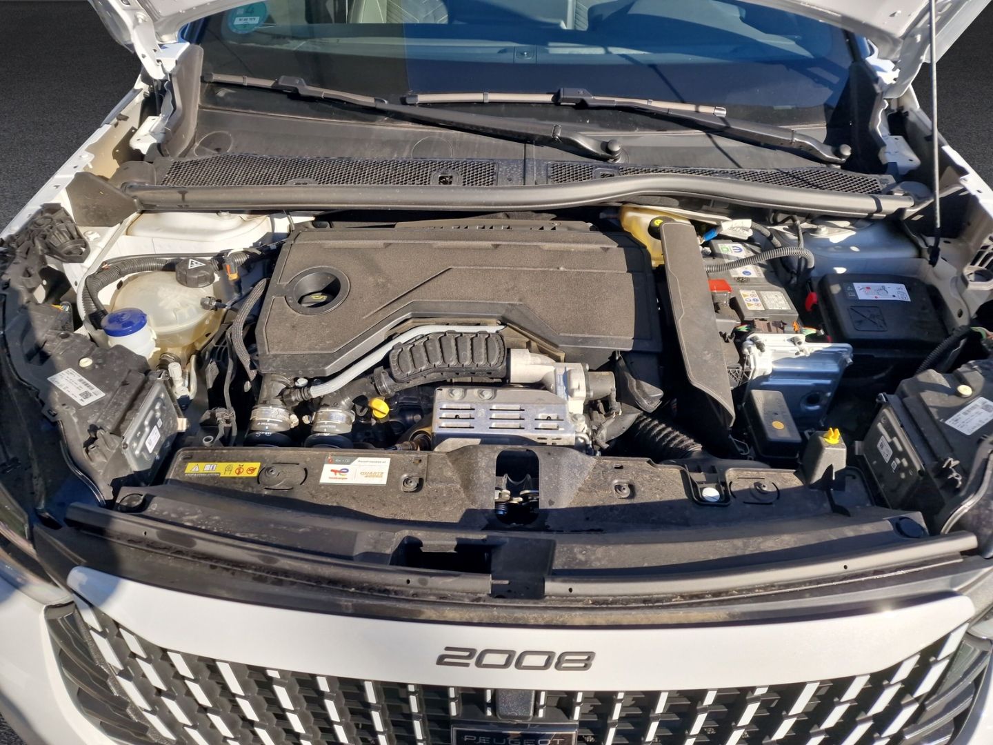 Fahrzeugabbildung Peugeot 2008 Hybrid 136 GT *NAVI*RFK*SHZ*DAB+*MASSAGE*EL