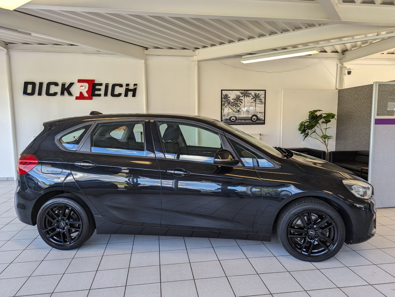 BMW 220 Active Tourer d xDrive LED Pano Navi SHZ AHK - Image 8