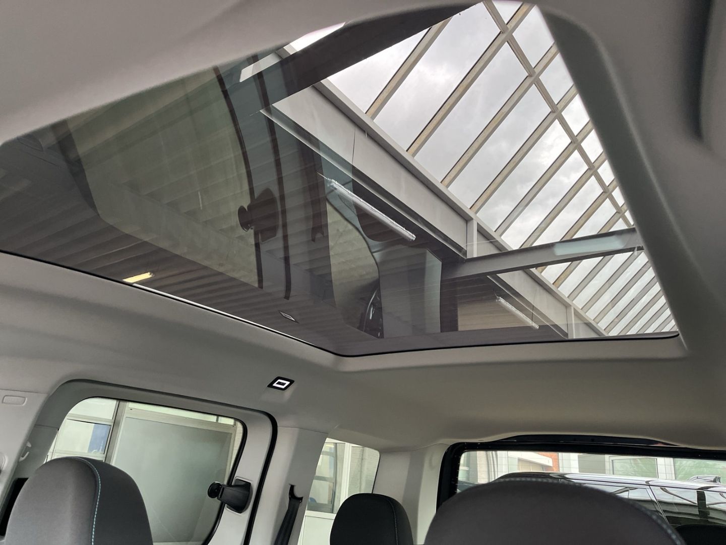 Fahrzeugabbildung Ford Tourneo Connect PHEV Active Pano Dig. Cockpit LE