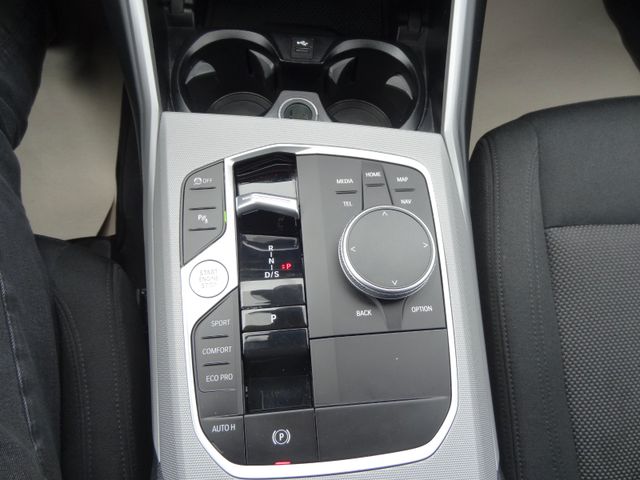 Fahrzeugabbildung BMW 318d/1.Hd/Curved/Navi/AHK/150PS/LED/115TKM/