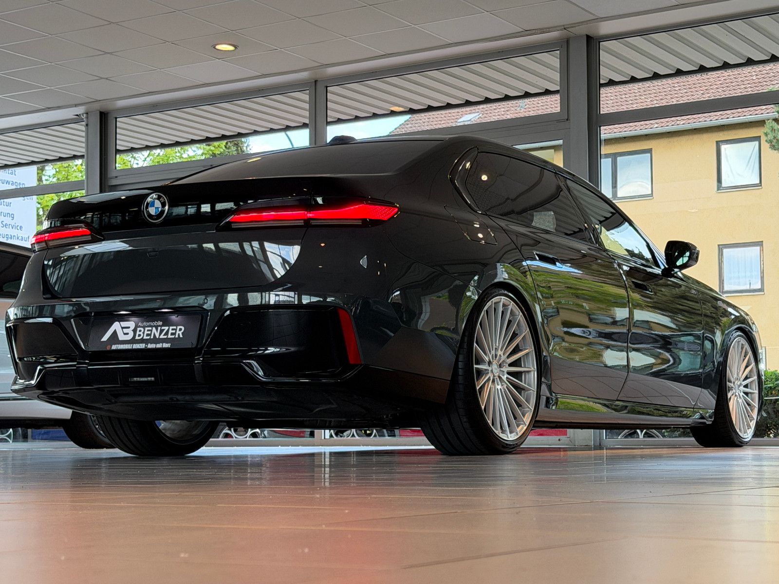 Fahrzeugabbildung BMW 740 d xDrive M Sport/CINEMA-TV/SKY LOUNGE/ICONIC