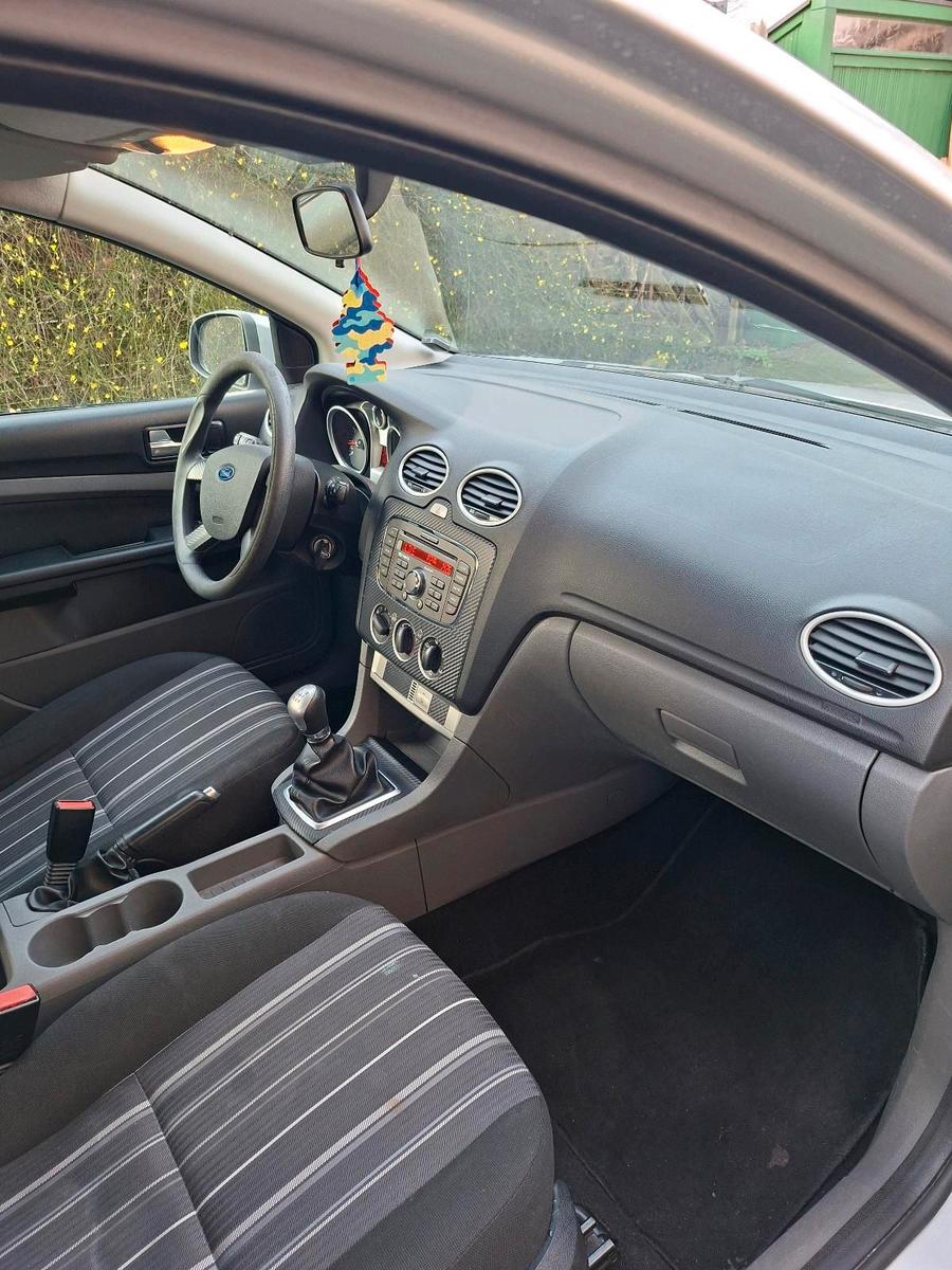 Volkswagen Golf 2011 — interior