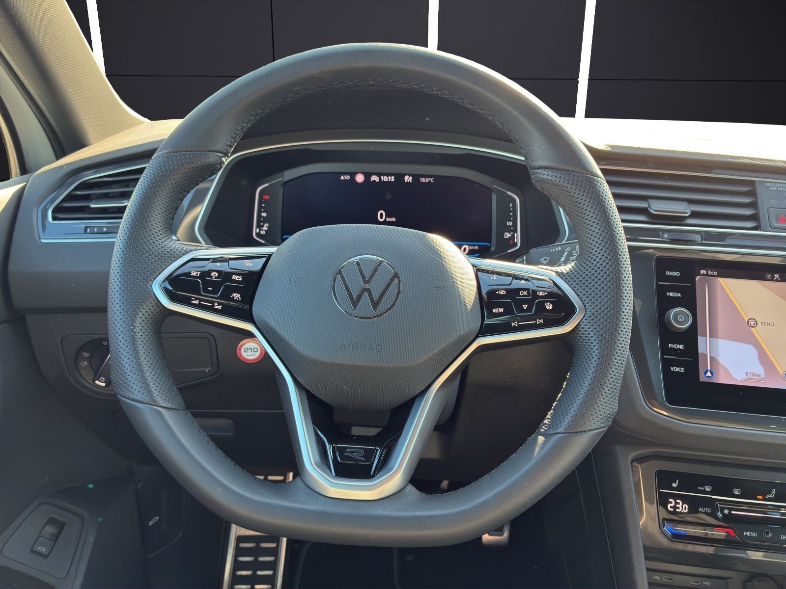 Fahrzeugabbildung Volkswagen Tiguan TDI R-Line DSG 4M Matrix Navi AID ACC RFK