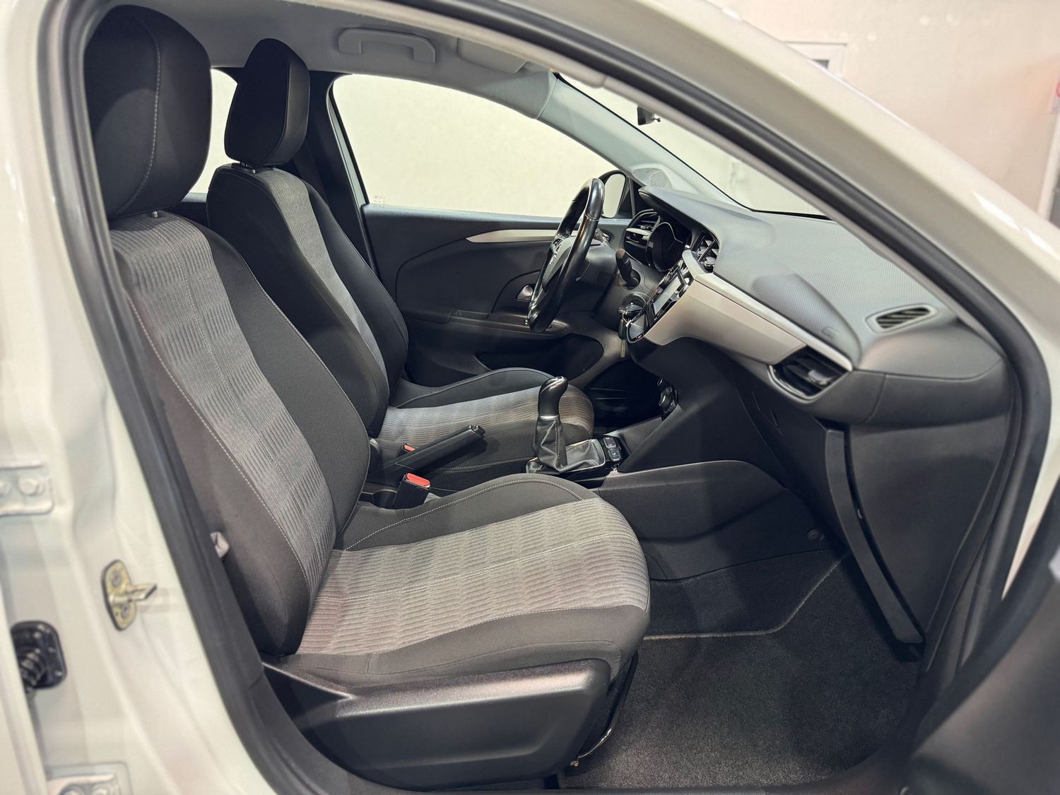 Fahrzeugabbildung Opel Corsa Edition#PDC#Temp#Lekradh.#Spur#SHZ