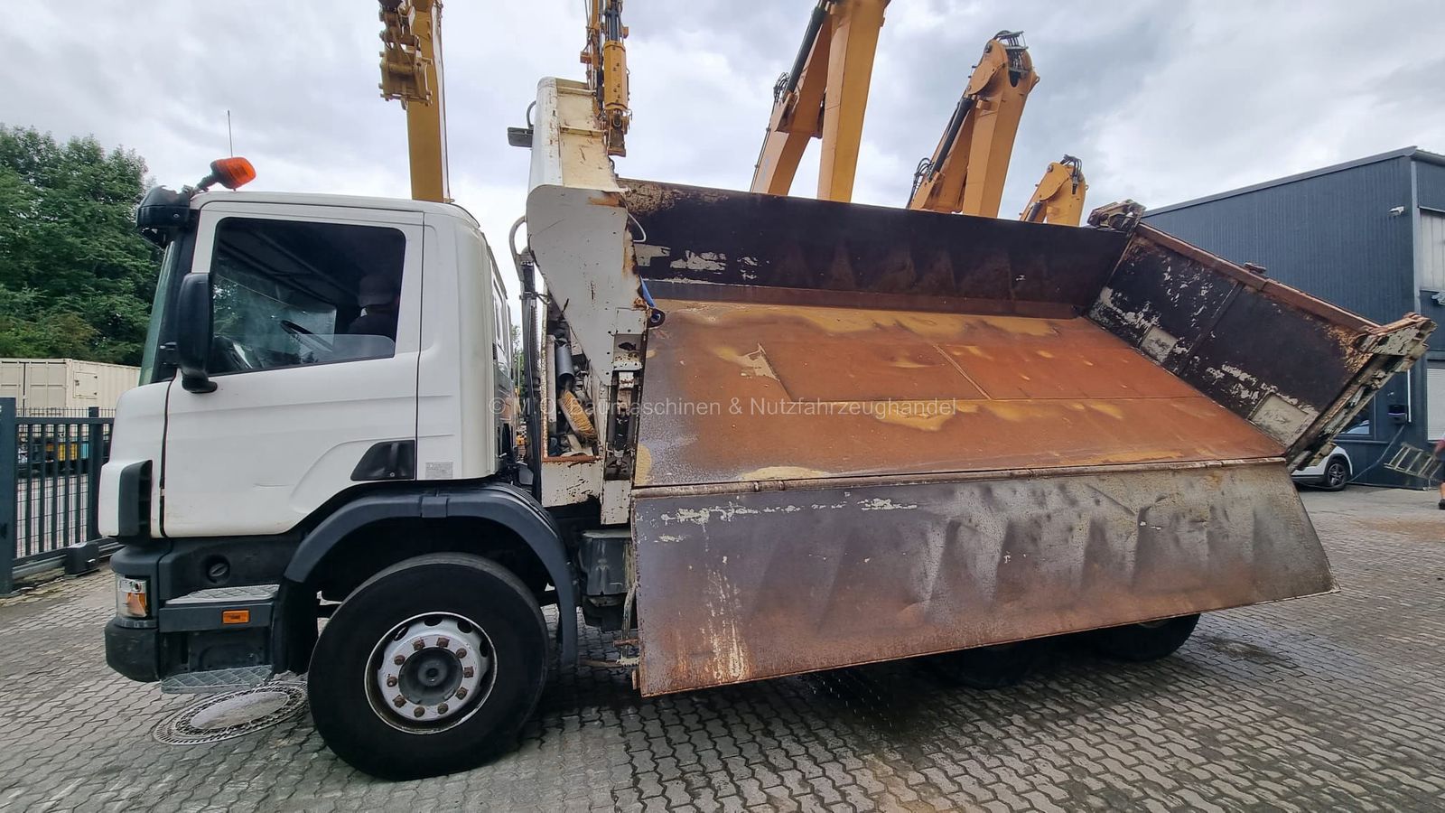 Fahrzeugabbildung Scania 114c 340 / AC / 6x4 / Bordmatik /