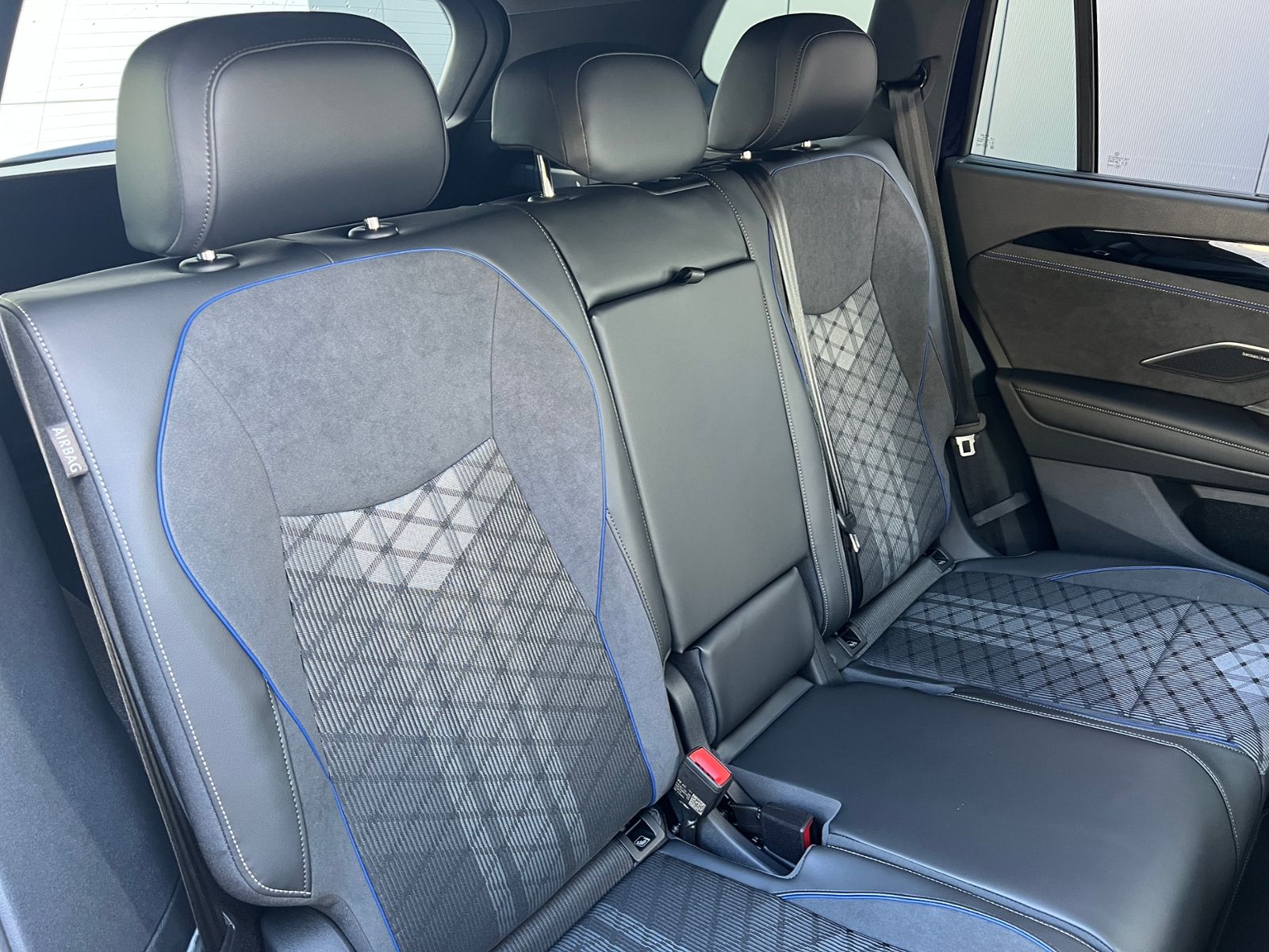 Fahrzeugabbildung Volkswagen Tayron R-Line 2.0 TDI DSG 4MOTION *Panorama, Bla