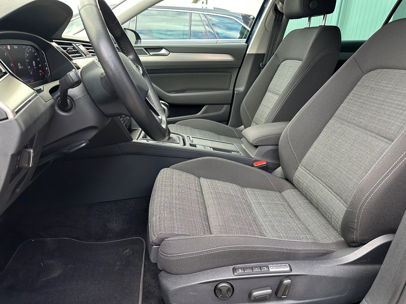 Fahrzeugabbildung Volkswagen Passat Variant 2.0 TDI Business NAV+IQ-LIGHT