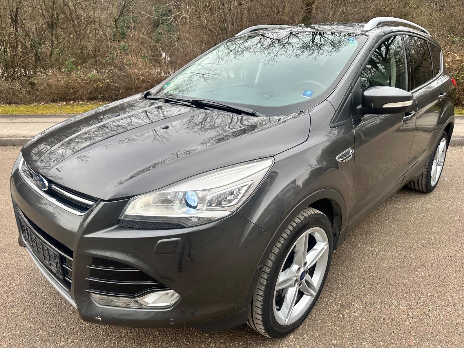 Ford Kuga Titanium Aut. 4x4 KAMERA NAVI 19 ALU XENON