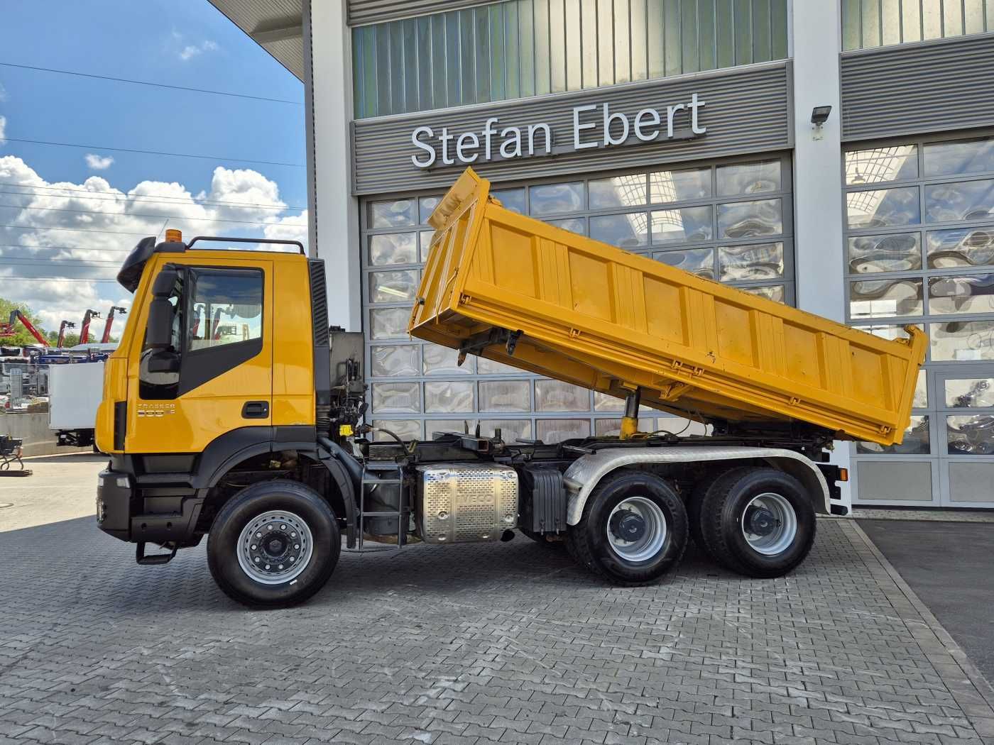 Fahrzeugabbildung Iveco Trakker AD380T50 6x4 Kipper/SZM Wechselsystem
