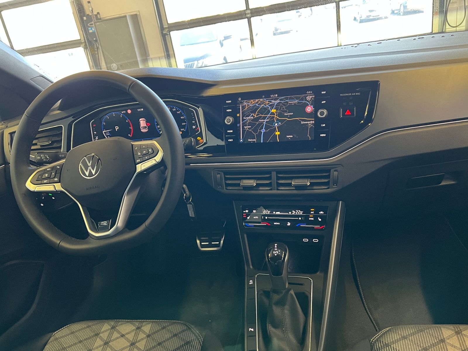 Fahrzeugabbildung Volkswagen Taigo R-Line 1.5 TSI DSG *AHK, Navi, "IQ.DRIVE"*