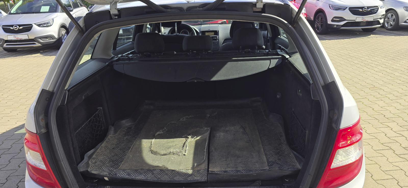 Mercedes-Benz C200 2009 — photo 11
