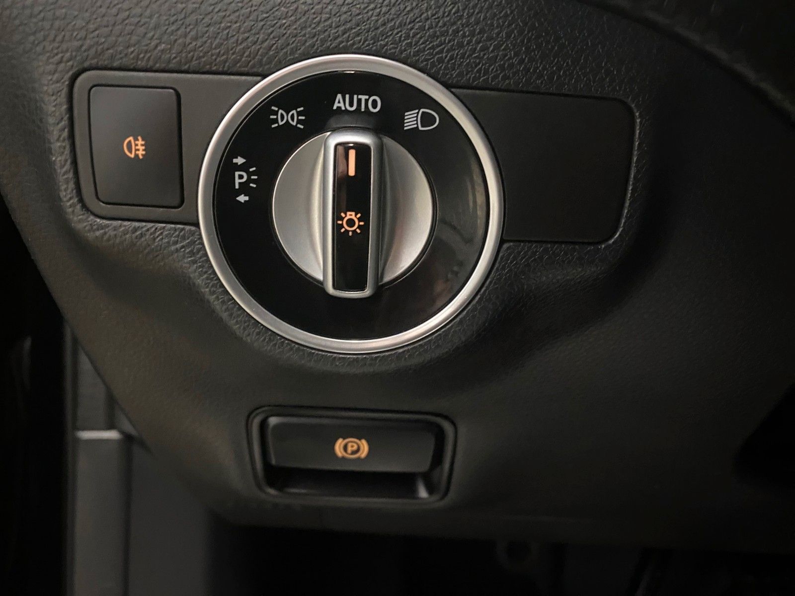 Fahrzeugabbildung Mercedes-Benz A 180 StreetStyle+NAVI+18"+AMG Optik Paket+DCT+