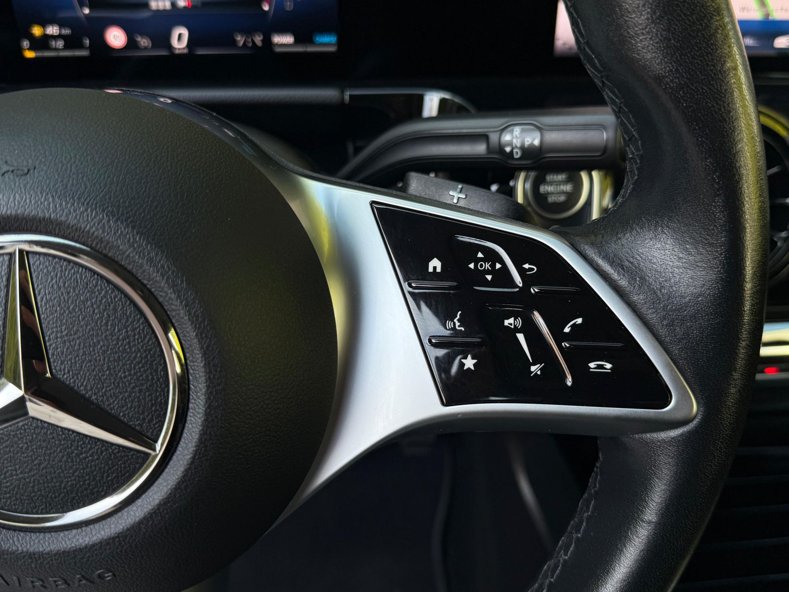 Fahrzeugabbildung Mercedes-Benz GLA 180 7G LED+MBUX+VIRT+SHZ+KAM+PARK+T-LEDER+