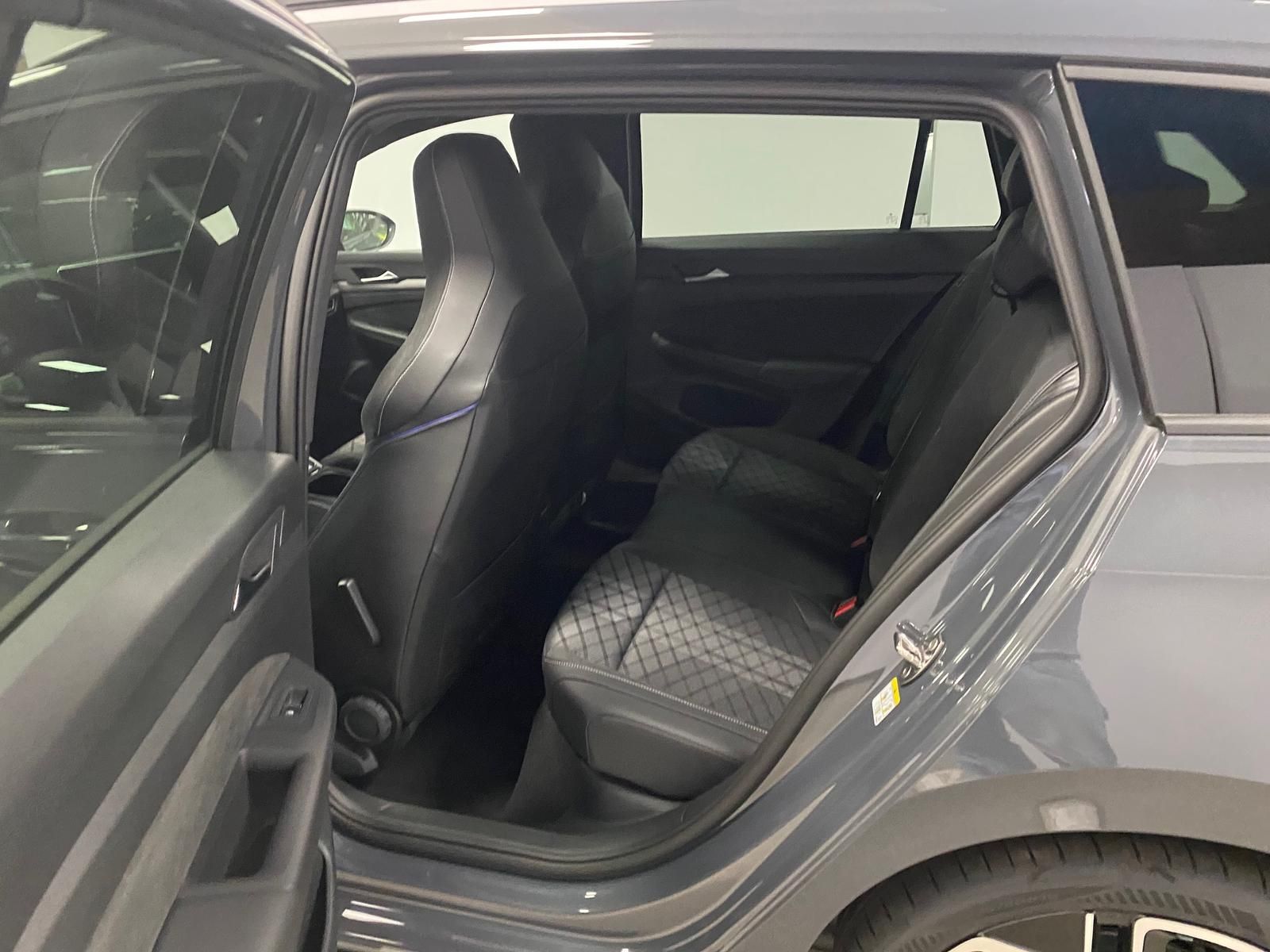 Fahrzeugabbildung Volkswagen Variant 2.0 TDI DSG R-Line BLACKSTY+MATRIX+5JGAR