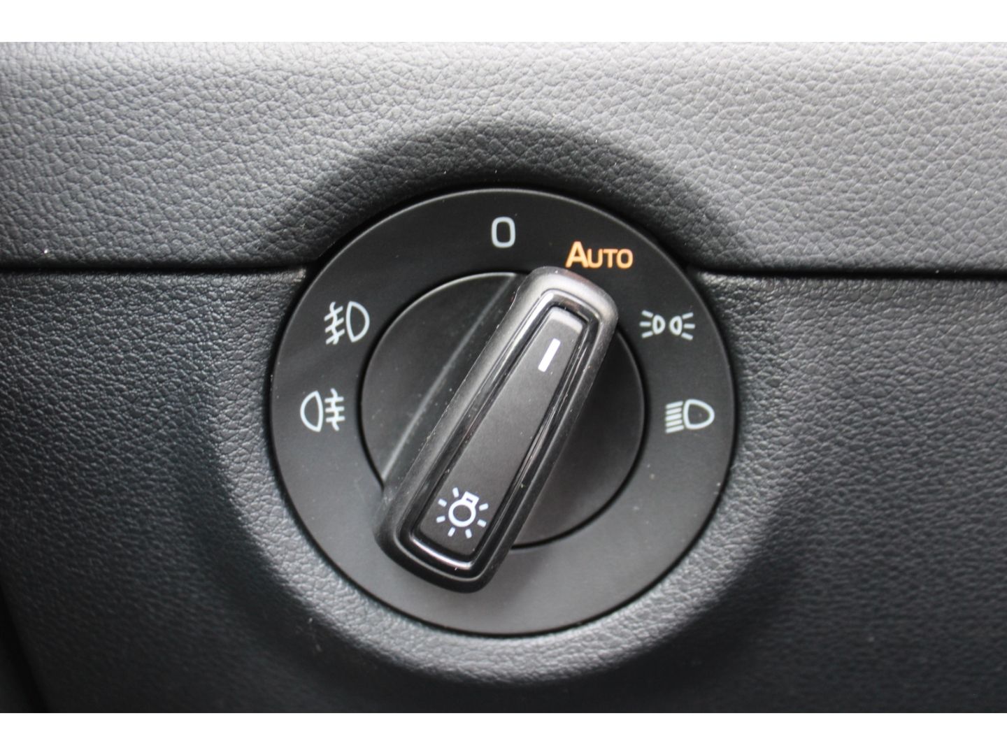 SKODA Octavia Soleil 2.0 TDI Combi LED GRA RFK SHzg AH - Image 13