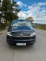Volkswagen T6 Caravelle - blaue Volkswagen T6 Caravelle