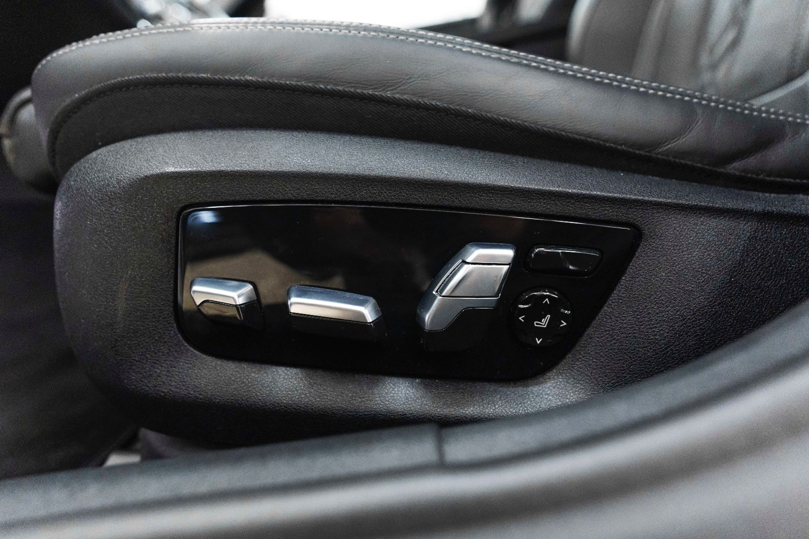 Fahrzeugabbildung BMW M550IX Massage Harman 360° Head UP LED NAV PDC