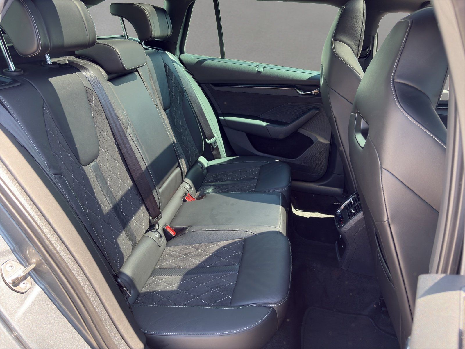 Fahrzeugabbildung SKODA Octavia Combi 1.4 TSI iV RS/PANO/AHK/CANTON/360°