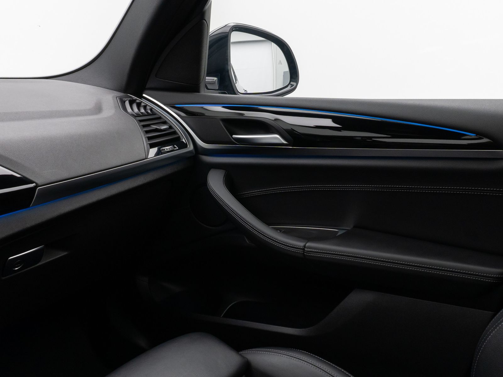 Fahrzeugabbildung BMW X3 xD30e Panorama HUD DAB HiFi Komfort Sport 20"