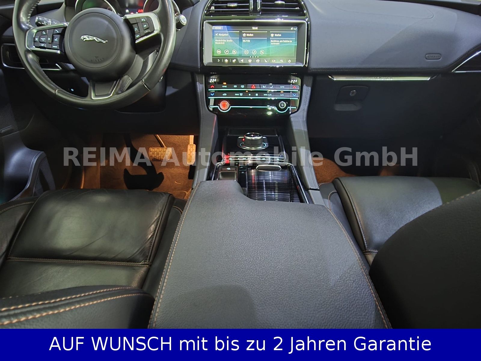 Fahrzeugabbildung Jaguar F-PACE 2,0T Prestige AWD, Pano, Leder, Meridian