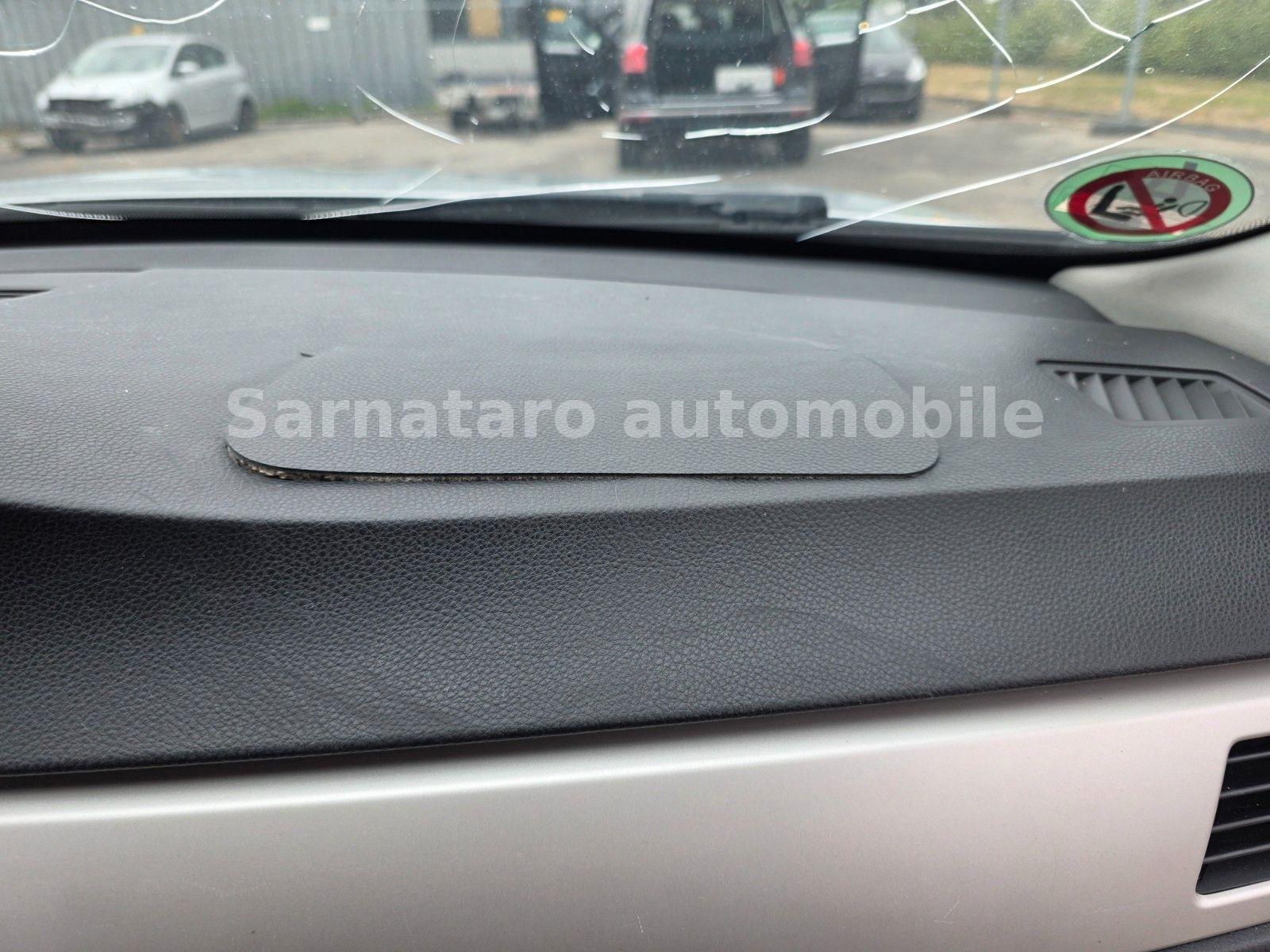 BMW 318 2012 — photo 26