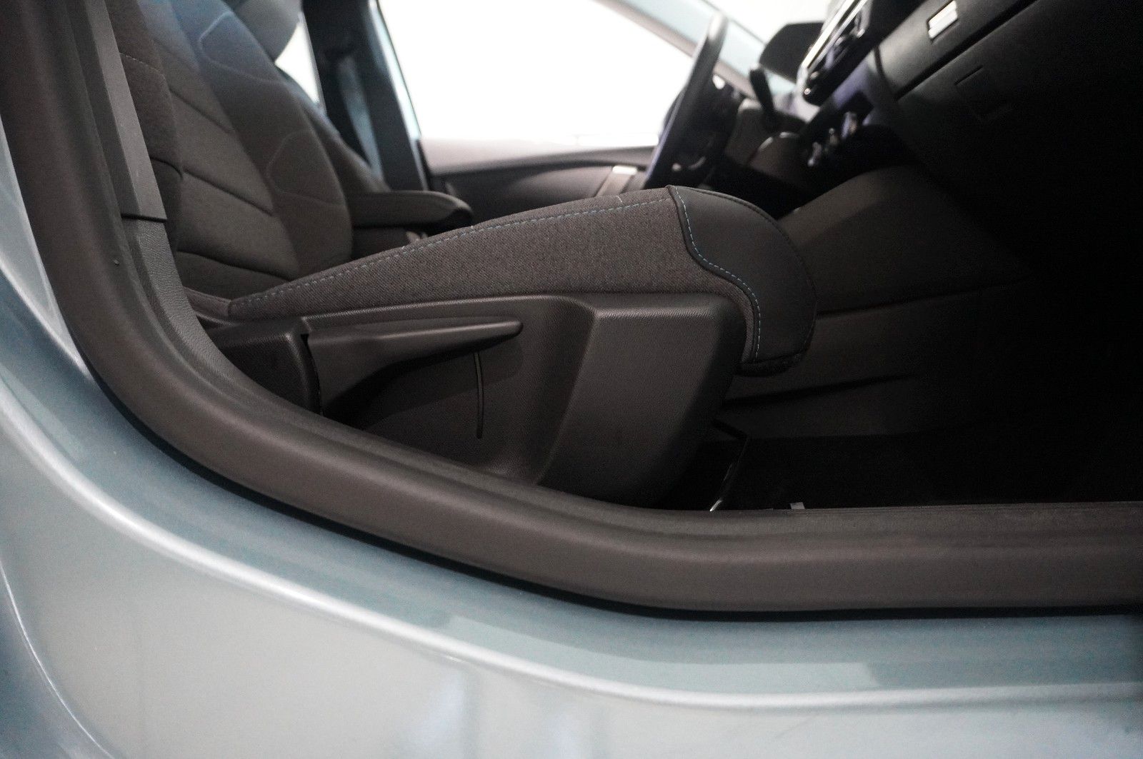 Fahrzeugabbildung Citroën C4 Lim. 1.2T PLUS NAVI/LED/KAMERA/SPORT /VIRTU.