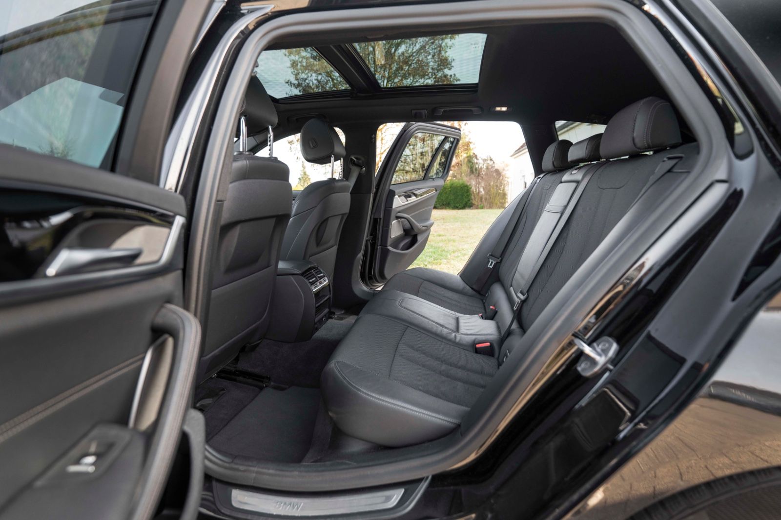 Fahrzeugabbildung BMW 520d xDrive SPORT SHADOW ACC LED H&K 360° TOTW