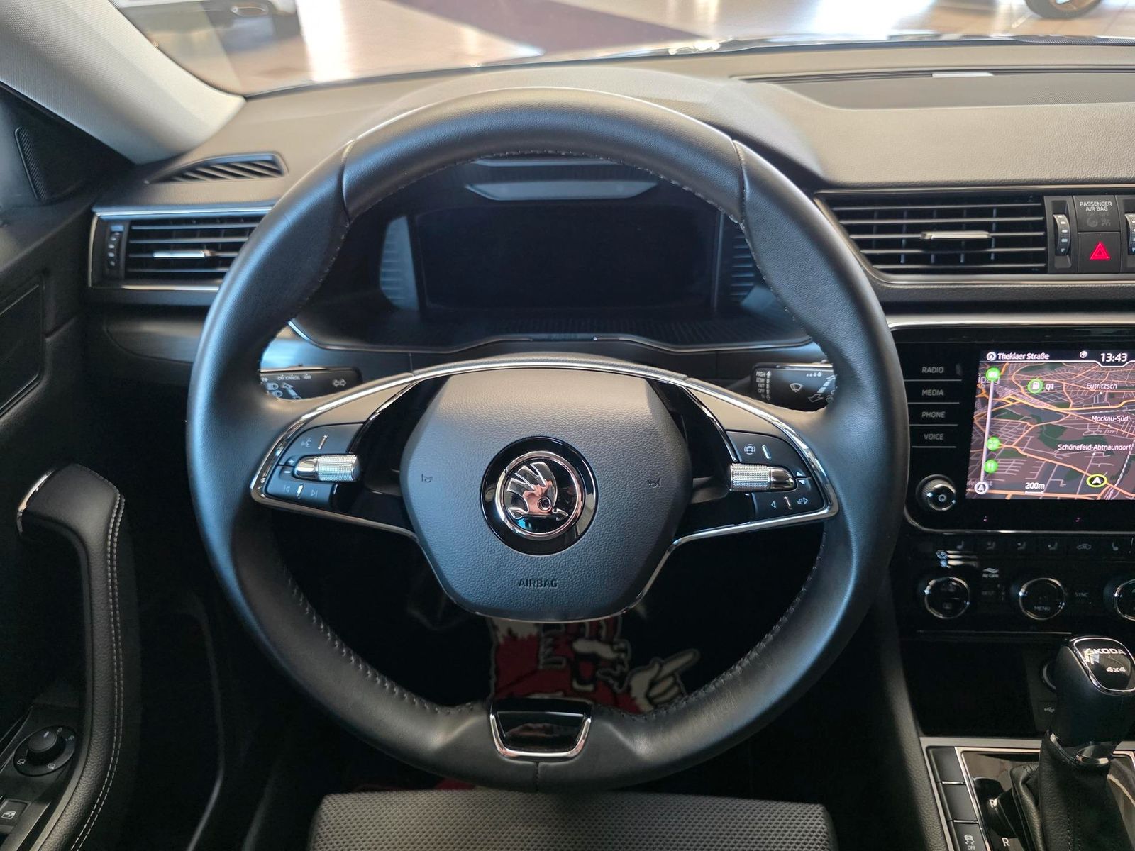 Fahrzeugabbildung SKODA Superb Combi 4x4/200 PS/Navi/LED/Keyless/Ahk